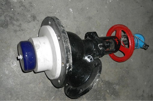 Glass-lined bottom flush valve with temperature sensor