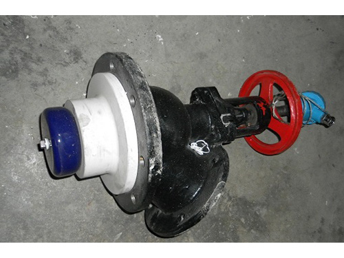 Glass-lined bottom flush valve with temperature sensor